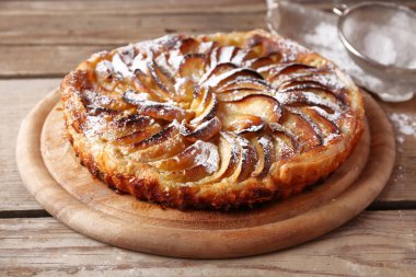 Ev yapımı elma pasta kesme tahtası ahşap arka plan üzerinde üzerinde