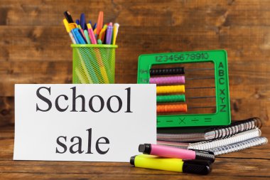 Okul malzemeleri satış, ışık duvar arka plan üzerinde