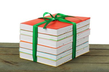 Işık arka plan üzerinde şerit ile kitap yığını