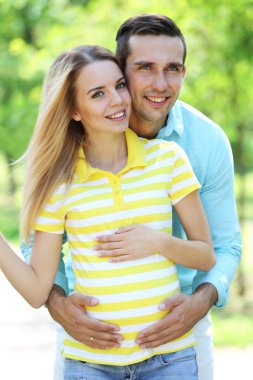 Koca Park olan hamile kadın