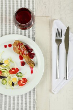 Lezzetli yemek masada şarap ile servis yakın çekim