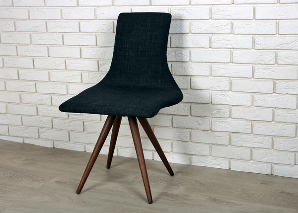 Tuğla duvar arka plan üzerinde modern sandalye