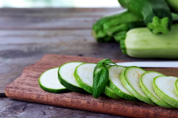 Friss cukkini, squash és a bazsalikom a fából készült asztal közelről — Stock Fotó