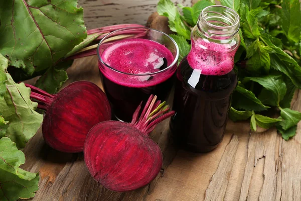 Färska betor juice på träbord, närbild — Stockfoto