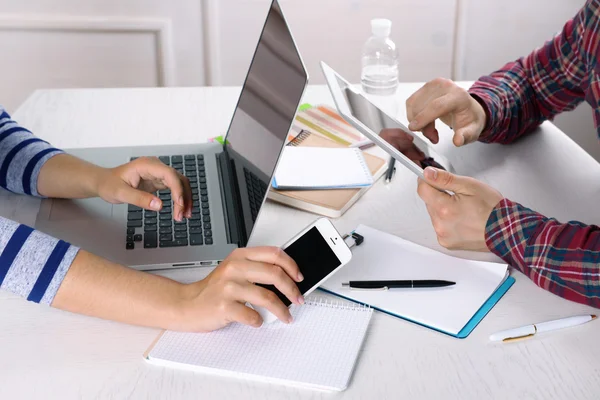 Proceso de trabajo de la reunión de negocios con dispositivos electrónicos en la oficina — Foto de Stock