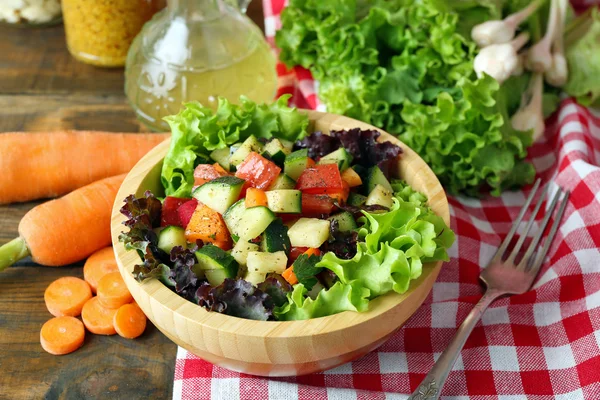 Tigela de madeira de salada de legumes frescos na mesa, close-up — Fotografia de Stock