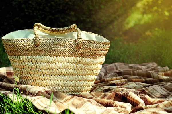 Wicker basket and Plaid for picnic on green grass — Stock Photo, Image