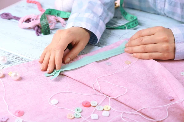 Nahaufnahme Hände der Näherin bei der Arbeit mit Stoff — Stockfoto