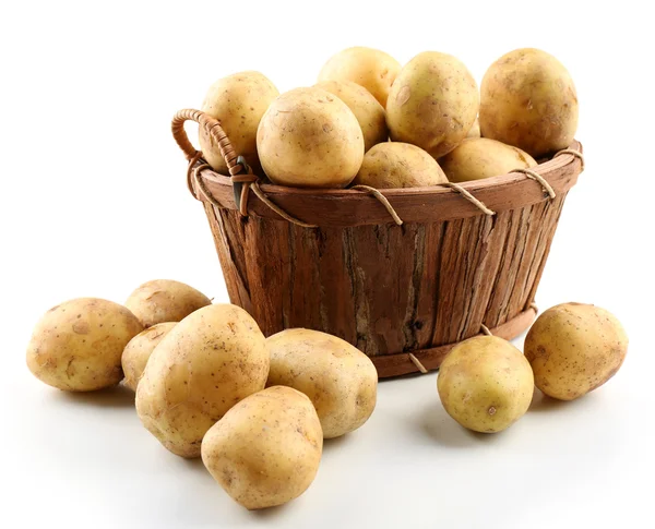 Batatas jovens em cesta isoladas em branco — Fotografia de Stock