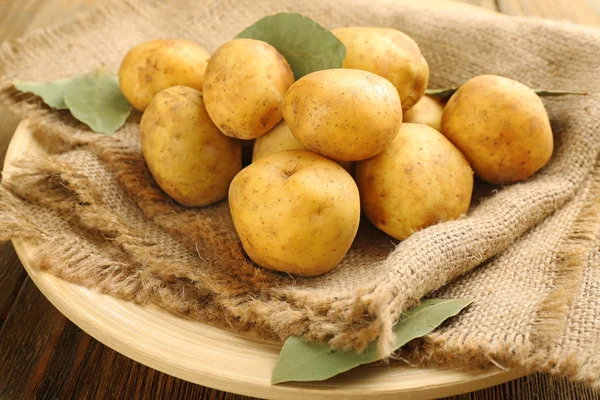 Batatas jovens em pano de saco de perto — Fotografia de Stock