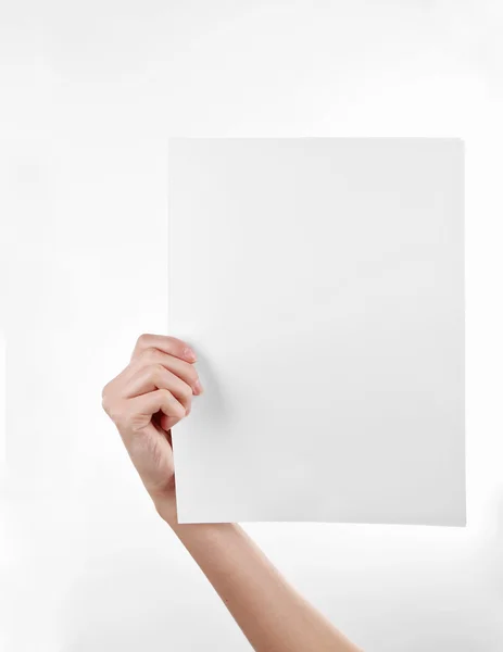Mano femenina sosteniendo papel en blanco aislado en blanco — Foto de Stock