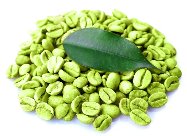 Tas de grains de café vert avec feuille isolée sur blanc — Photo