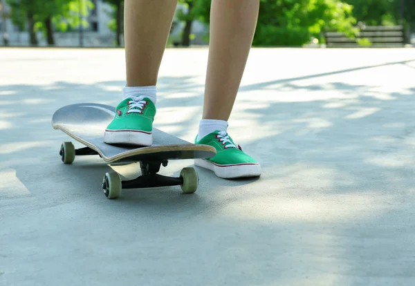 Joven skateboarder en chancletas de pie sobre patín —  Fotos de Stock