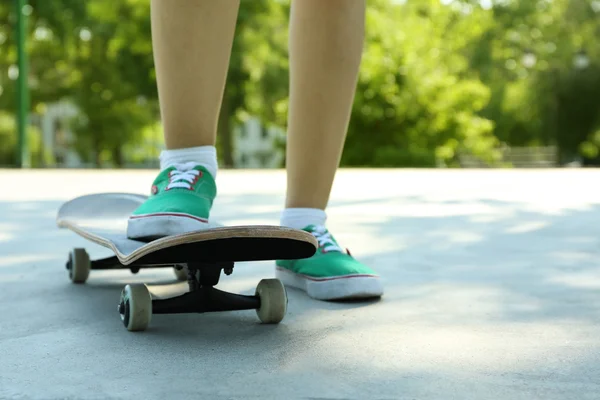 Молодой скейтбордист в резиновых туфлях, стоящий на коньках — стоковое фото