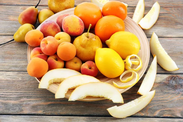 Montón de frutas frescas en la mesa de madera de cerca — Foto de Stock