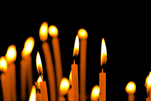 Płonących świec kościelnych w ciemności — Zdjęcie stockowe