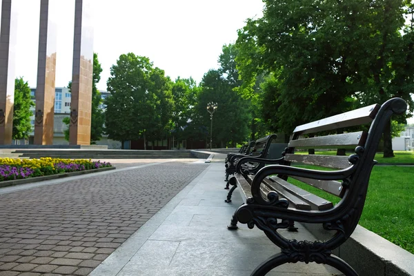 Скамейка в летнем парке на открытом воздухе — стоковое фото