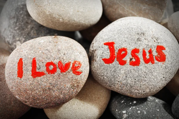 Pebbles com inscrição Eu amo Jesus, close-up — Fotografia de Stock
