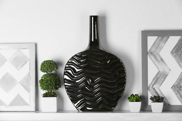 Moderne Vase mit Bild im Regal im Zimmer — Stockfoto