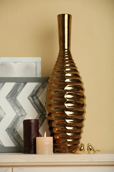 Moderní váza s dekorací na krb v pokoji — Stock fotografie