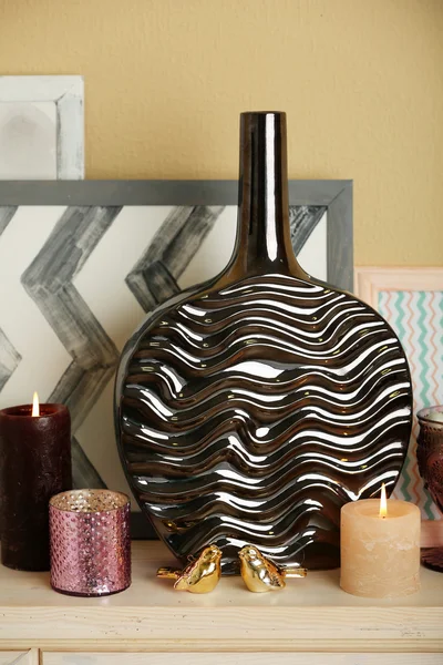 Modern vase with decor on fireplace in room — Stock Photo, Image