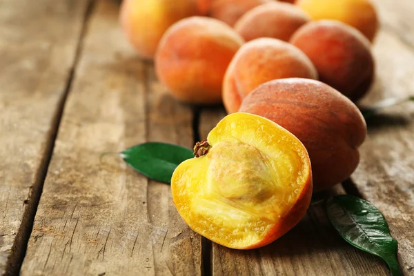 Спелые персики на деревянном фоне — стоковое фото