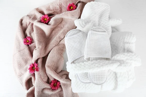 Bath set with white bathrobe, towel and slippers, top view — Stock Photo, Image