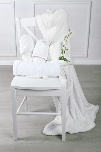 Σετ λουτρό με λευκό μπουρνούζι σε καρέκλα, σε εσωτερικούς χώρους — Φωτογραφία Αρχείου