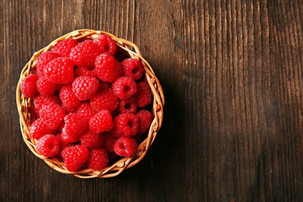 Framboises rouges fraîches sur table en bois, vue sur le dessus — Photo