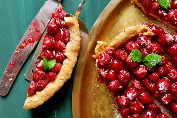 Pedazo de tarta con frambuesas en bandeja, primer plano, sobre fondo de madera de color — Foto de Stock