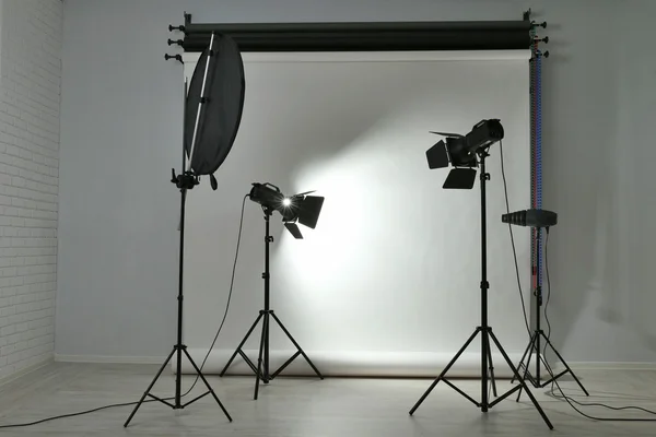 Lege fotostudio met verlichtingsapparatuur — Stockfoto