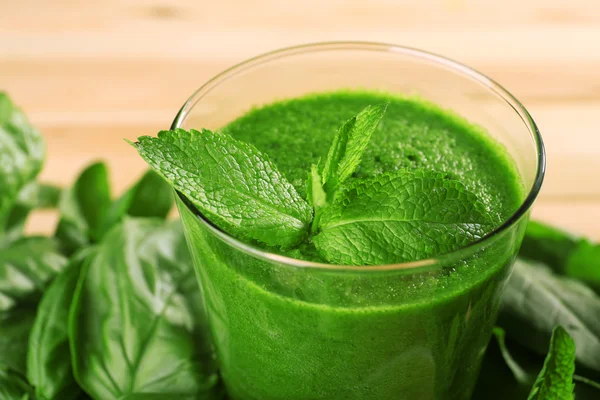 Gröna friska juice med örter på nära håll — Stockfoto