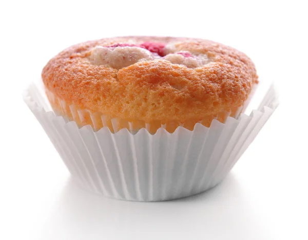 Leckere Cupcake mit Beeren isoliert auf weiß — Stockfoto