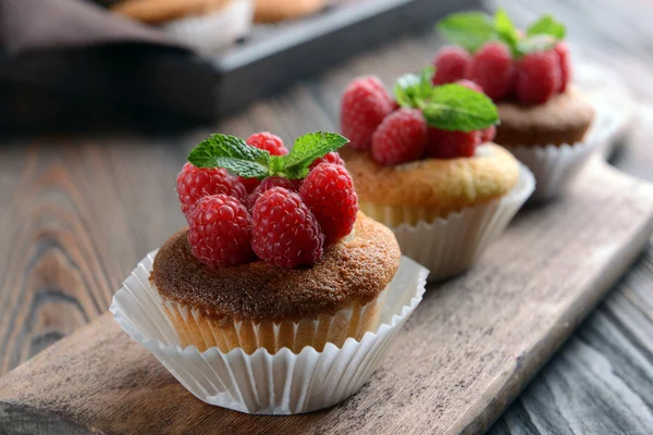 Délicieux cupcakes aux baies et menthe fraîche sur table en bois close up — Photo