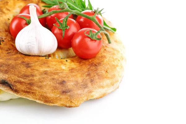 Chleb pita i warzywa na białym tle — Zdjęcie stockowe