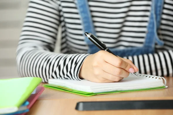 Ecriture féminine dans un carnet, gros plan — Photo