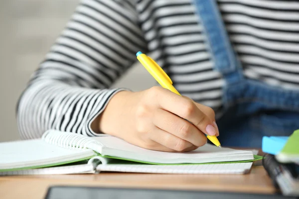 Ecriture féminine dans un carnet, gros plan — Photo