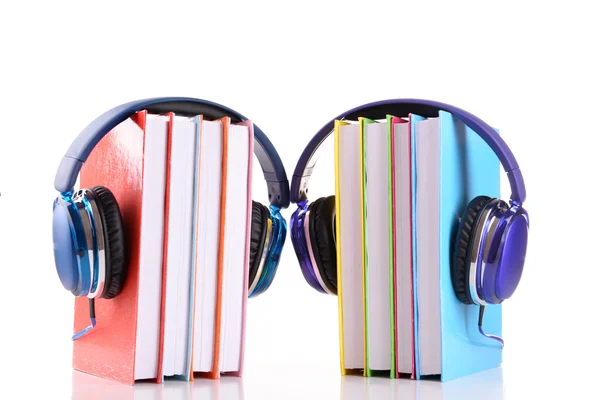 Libros y auriculares como concepto de audiolibros aislados en blanco — Foto de Stock