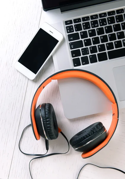 Headphone dan perangkat lain di meja kerja, close-up — Stok Foto