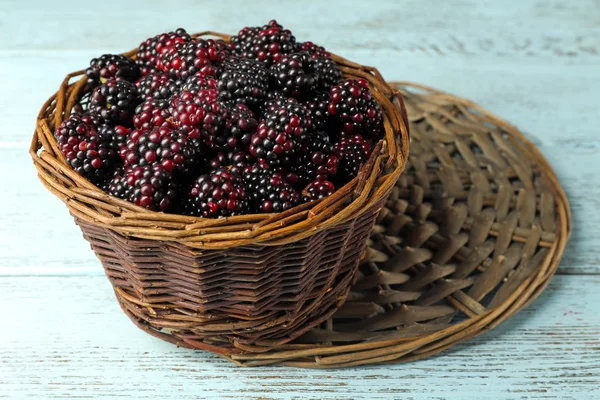 Tas de mûres sucrées dans le panier sur la table gros plan — Photo