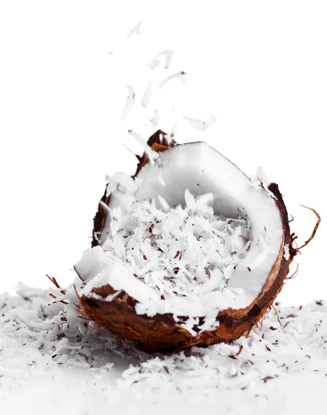 Afeitaciones de coco en coco aislado blanco — Foto de Stock