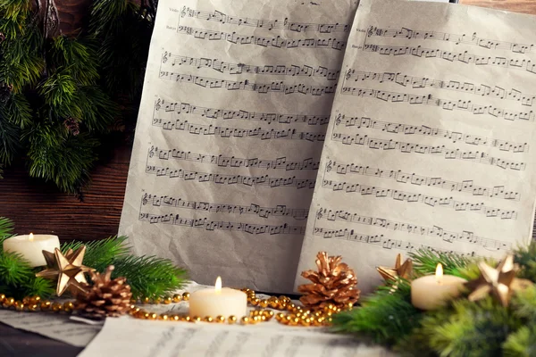 Notas de música com decoração de Natal de perto — Fotografia de Stock