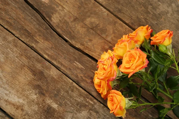 Красиві маленькі троянди на дерев'яному фоні — стокове фото