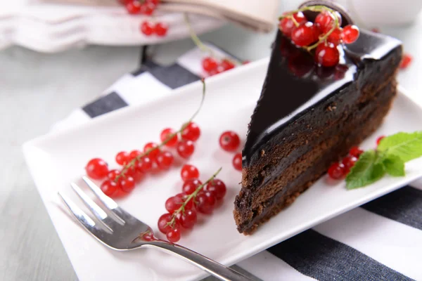 Gâteau au chocolat savoureux avec des baies sur la table close up — Photo