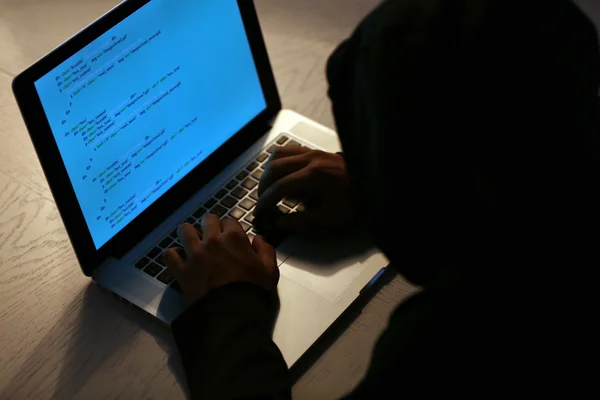 Hacker met laptop — Stockfoto