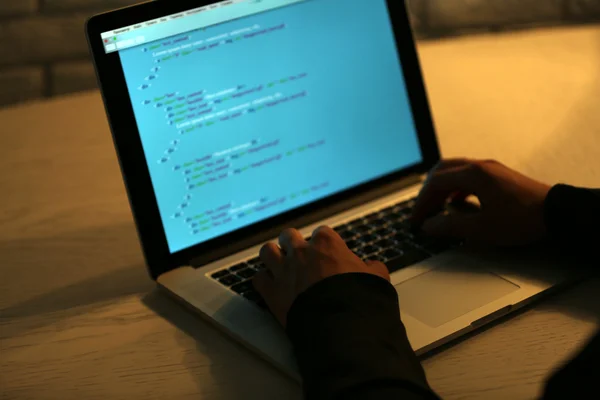 ノートパソコンを持ったハッカー — ストック写真