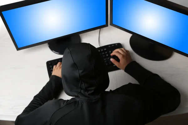 Hacker con computer in camera — Foto Stock