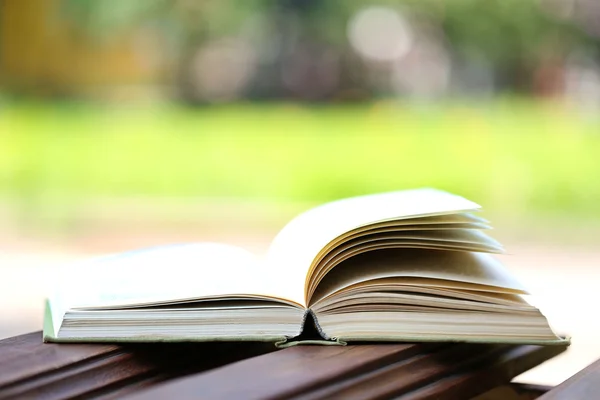 Pile de livres à l'extérieur, sur fond flou — Photo