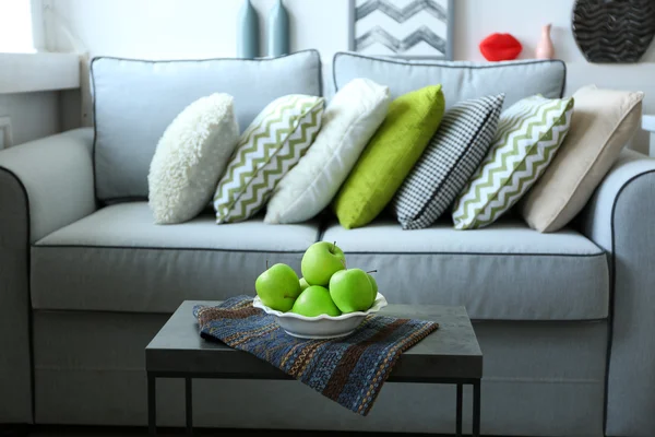 Hermoso salón moderno con sofá gris — Foto de Stock