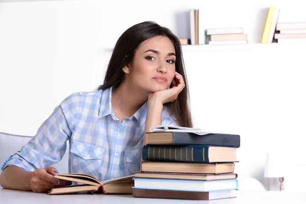 Jovencita leyendo libro en la habitación — Foto de Stock